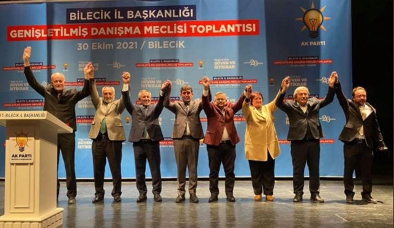 CHP'den istifa eden iki isim AKP'ye geçti