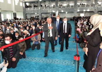 Camide protokol yolu; kırmızı şeritli yoldan y&uuml;r&uuml;d&uuml;ler