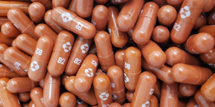 Covid-19 antiviral hapı, hastaneye yatış riskini yaklaşık yarı yarıya azaltıyor