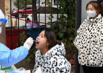 Covid: Çin'de son vakalar sonrası, yüzlerce uçak ve tren seferi iptal edildi