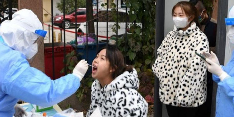 Covid: Çin'de son vakalar sonrası, yüzlerce uçak ve tren seferi iptal edildi