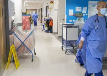 Covid: İngiltere'de doktorlar 'Kasıtlı ihmal var' diyerek yeni önlem almayan hükümeti eleştirdi