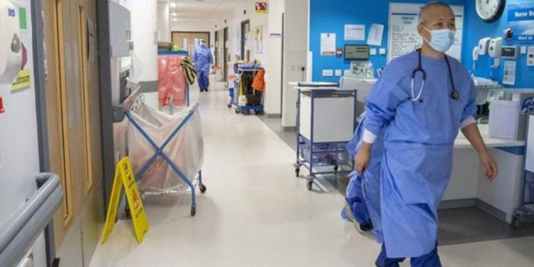 Covid: İngiltere'de doktorlar 'Kasıtlı ihmal var' diyerek yeni önlem almayan hükümeti eleştirdi