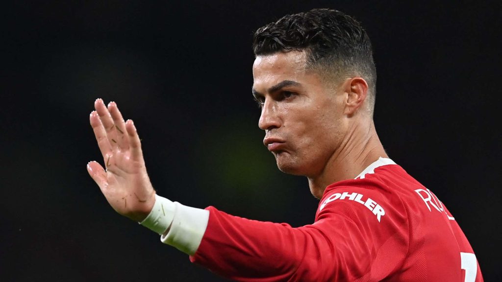 Cristiano Ronaldo'dan eleştirilere yanıt: Konuşmaya devam edin; ben ağzımı kapatıp kazanmaya devam edeceğim