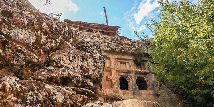 Define uğruna 2 bin 500 yıllık mezarı patlattılar