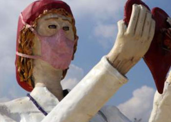 Denizli'de sağlık çalışanlarına ithafen yapılan heykeller tartışma konusu oldu