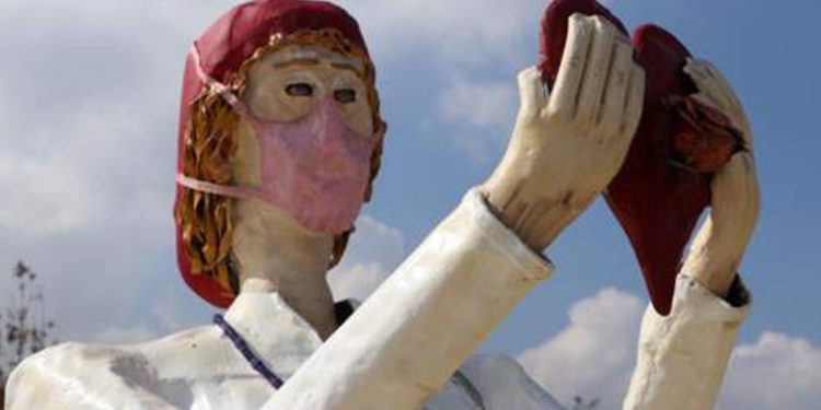 Denizli'de sağlık çalışanlarına ithafen yapılan heykeller tartışma konusu oldu