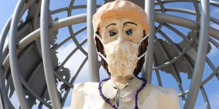 Denizli'de tartışılan sağlık çalışanları heykelleri kaldırıldı