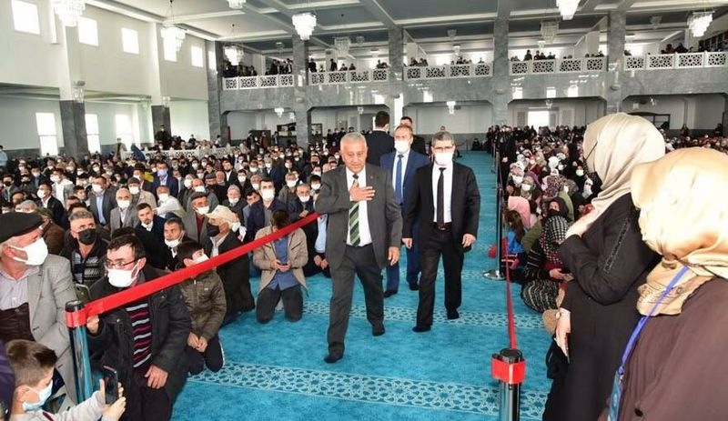 Diyanet Başkan Yardımcısı ve AKP'li başkan için camiye altın varaklı koltuk ve protokol yolu