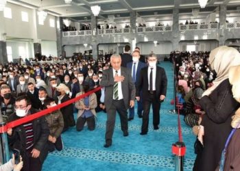 Diyanet Başkan Yardımcısı ve AKP'li başkan için camiye altın varaklı koltuk ve protokol yolu