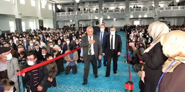 Diyanet Başkan Yardımcısı ve AKP'li başkan için camiye altın varaklı koltuk ve protokol yolu