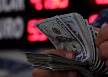 Dolar 9.83 ile tarihi rekor kırdı