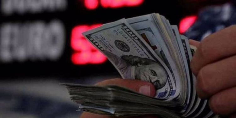Dolar 9.83 ile tarihi rekor kırdı