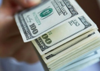 Dolar yeni haftaya da hareketli başladı; 9,77 seviyesini gördü