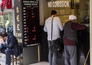 Döviz bürolarında kimlik ibrazı kayıt dışı işlemlere yol açtı: Kapı önlerinde döviz alıp-satıyorlar