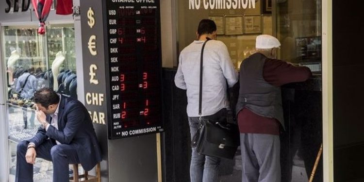 Döviz bürolarında kimlik ibrazı kayıt dışı işlemlere yol açtı: Kapı önlerinde döviz alıp-satıyorlar