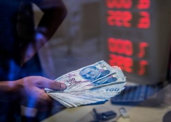 Döviz bürolarından kepenk indirme protestosu