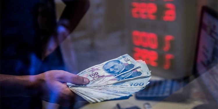 Döviz bürolarından kepenk indirme protestosu