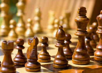 Dünya Satranç Federasyonu'nun, kadın karşılaşmaları için göğüs büyütme şirketiyle sponsorluk anlaşması yapması tepki çekti