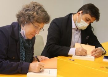 'Efsun' kitabı için imza günü