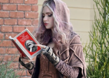 Elon Musk'la ayrılan Grimes, Komünist Manifesto'yu okurken görüntülendi