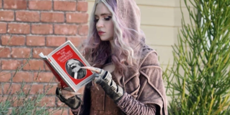 Elon Musk'la ayrılan Grimes, Komünist Manifesto'yu okurken görüntülendi