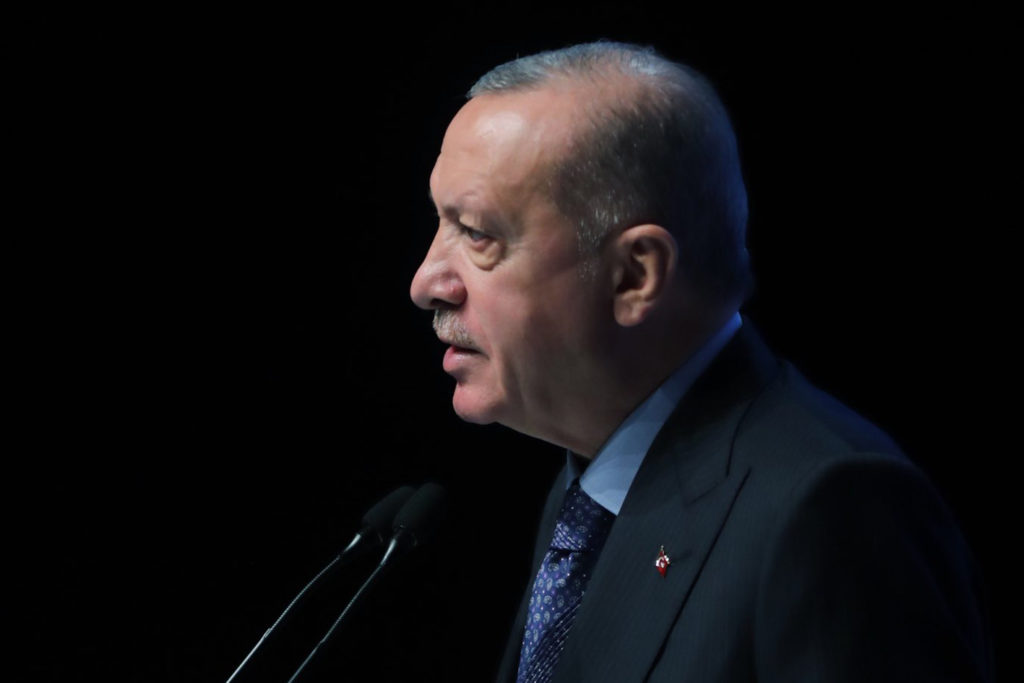 Erdoğan: Kimsin de memurumu tehdit ediyorsun, kılınıza dokunamaz