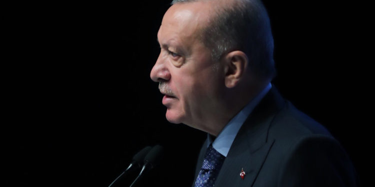 Erdoğan: Kimsin de memurumu tehdit ediyorsun, kılınıza dokunamaz