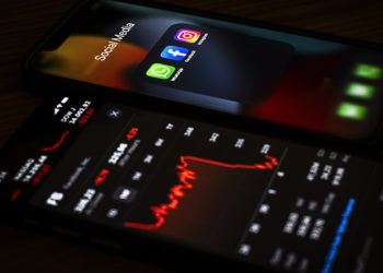 Eski çalışanının ifşası ve saatler süren çöküş; Facebook hisseleri yüzde 5'in üzerinde değer kaybetti