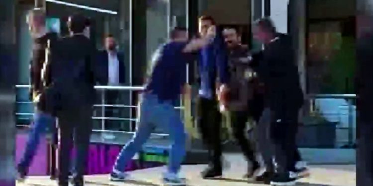 Eşine şiddet uygulayan erkeğe aile üyelerinden linç girişimi