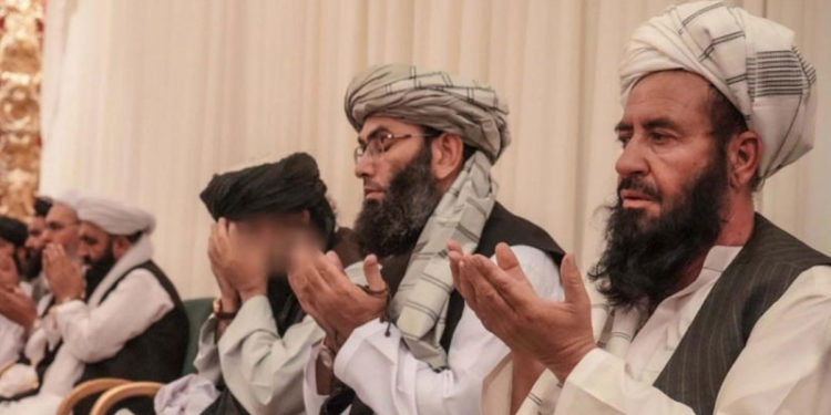 FIFA, aralarında kadın futbolcular ve basketbolcuların olduğu 57 kişiyi Afganistan'dan kurtardı