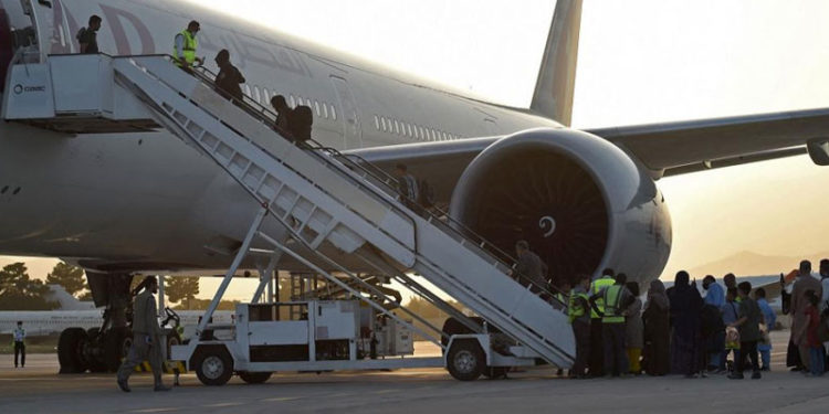 FIFA kadın futbolcuların aralarında bulunduğu 100 kişiyi Afganistan'dan kurtardı