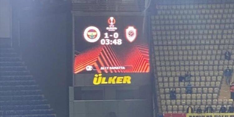 Fenerbahçe-Royal Antwerp maçında Samatta'nın attığı gol skorbordu şaşırttı!