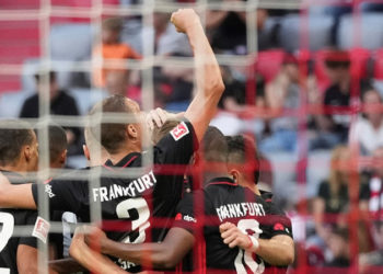 Fener'in Avrupa'daki rakibi Frankfurt, Bayern'e ilk mağlubiyetini yaşattı