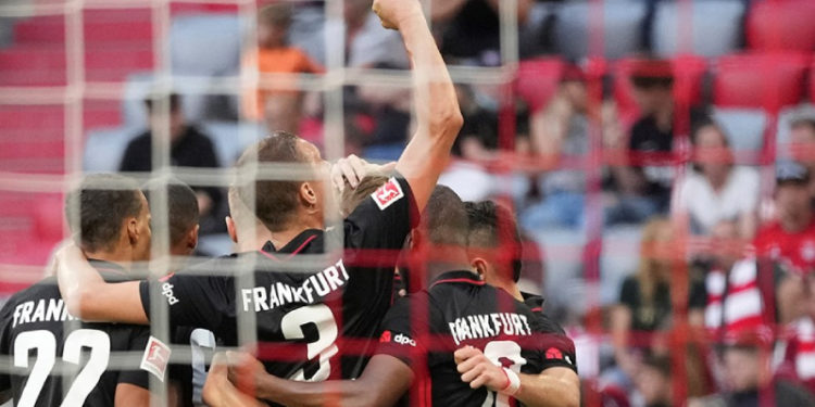 Fener'in Avrupa'daki rakibi Frankfurt, Bayern'e ilk mağlubiyetini yaşattı