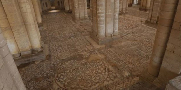 Filistinliler Batı Şeria'daki sarayda bulunan dev yer mozaiklerini sergiliyor