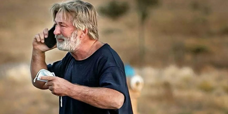 Görüntü yönetmenini öldüren Alec Baldwin'e dolu silah verildikten sonra güvenli olduğu söylenmiş