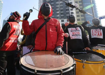 Güney Koreli işçiler, ülkedeki çalışma koşullarını 'Squid Game' kıyafetleriyle protesto etti