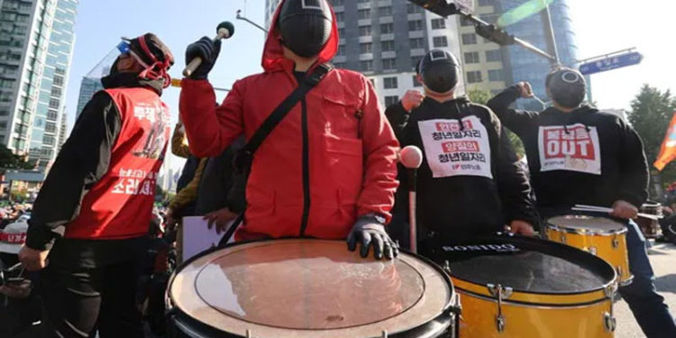 Güney Koreli işçiler, ülkedeki çalışma koşullarını 'Squid Game' kıyafetleriyle protesto etti