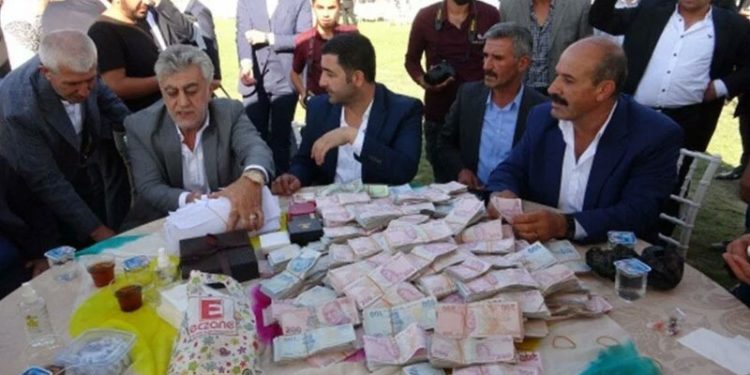 Hakkari'de aşiret temsilcileri, düğünde 50 bin TL üzerinde takı takmayı yasakladı