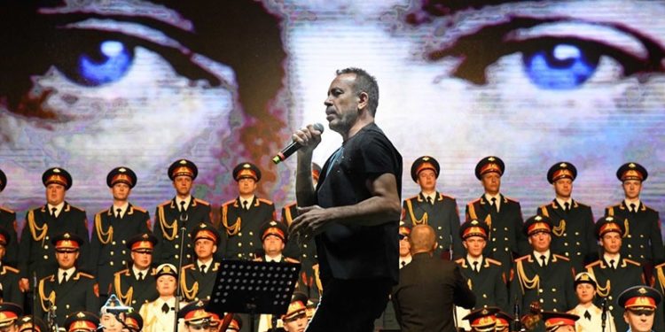 Haluk Levent, Rus Kızılordu Korosu ile konser verdi