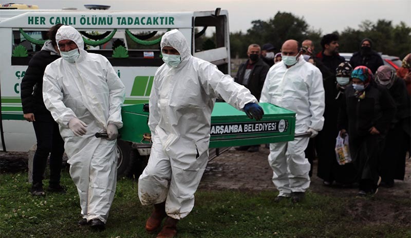 Hastane çalışanı iki kardeş 15 dakika arayla koronavirüsten öldü