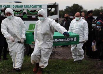 Hastane çalışanı iki kardeş 15 dakika arayla koronavirüsten öldü