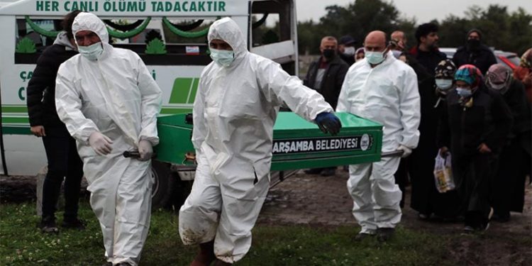 Hastane çalışanı iki kardeş 15 dakika arayla koronavirüsten öldü