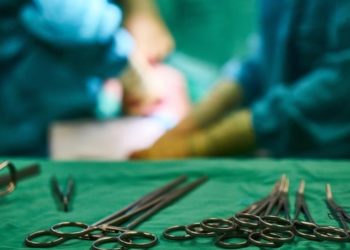 Hastasından para istediği gerek&ccedil;esiyle tutuklanan doktora 10 yıla kadar hapis istemi