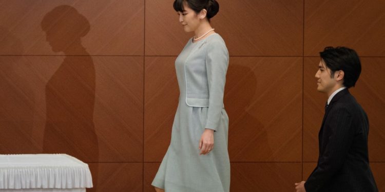 Japon Prenses halktan biriyle evlenmek için kraliyet statüsünden vazgeçti