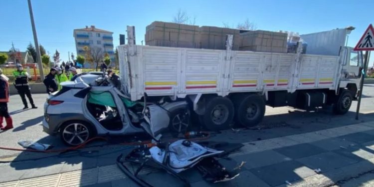 KHK’lı profesörün asistan hekim kızı trafik kazasında hayatını kaybetti