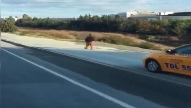 Kaldırımdan giden taksici, korna çalarak yayadan yol istedi