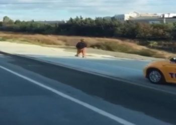 Kaldırımdan giden taksici, korna &ccedil;alarak yayadan yol istedi