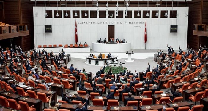 Kamuda çift maaş alınmasının engellenmesini öngören kanun teklifi AKP ve MHP oylarıyla reddedildi